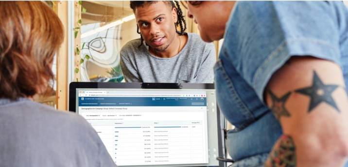 Foto eines sich beratenden Teams an einem Laptop